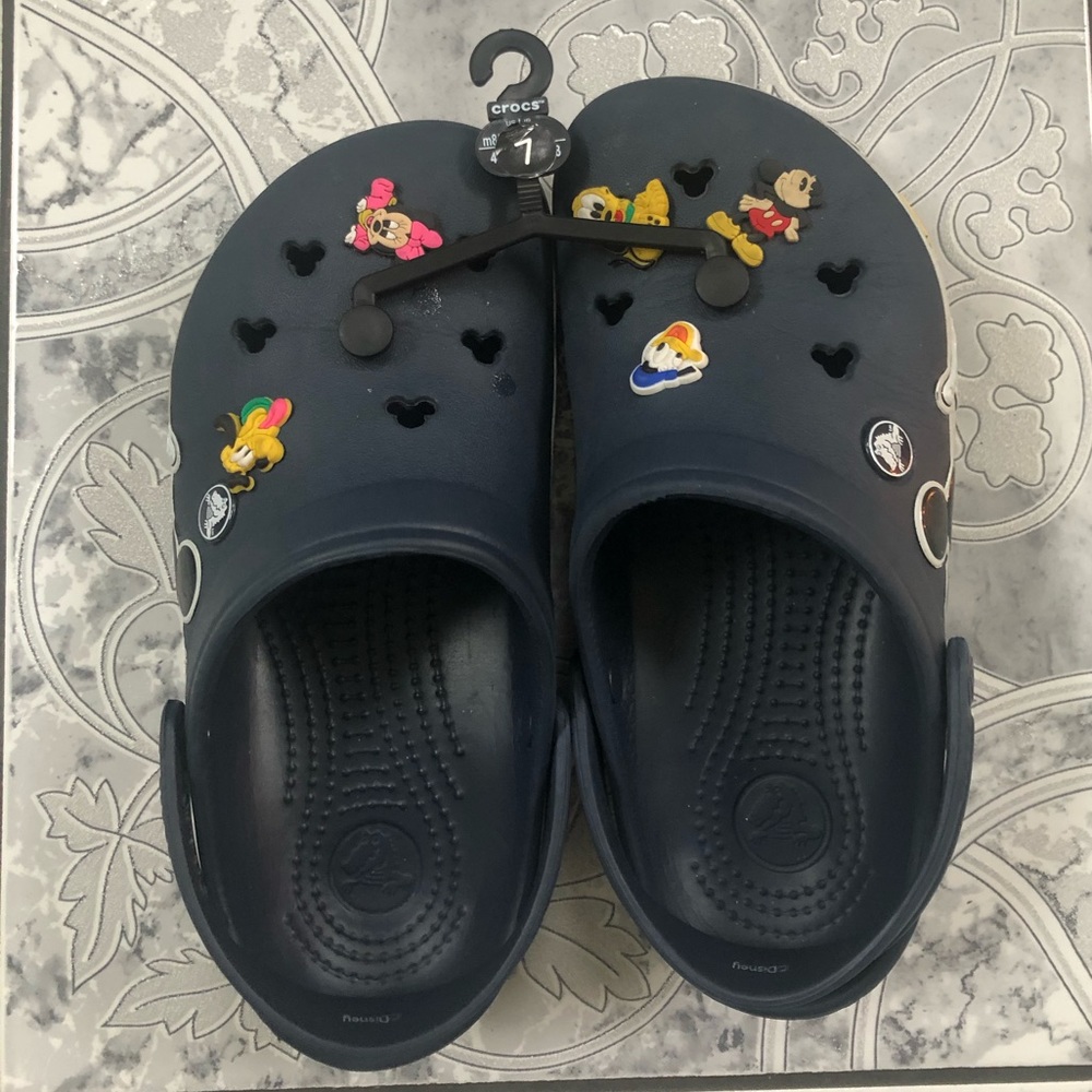 DISNEY CROCS
